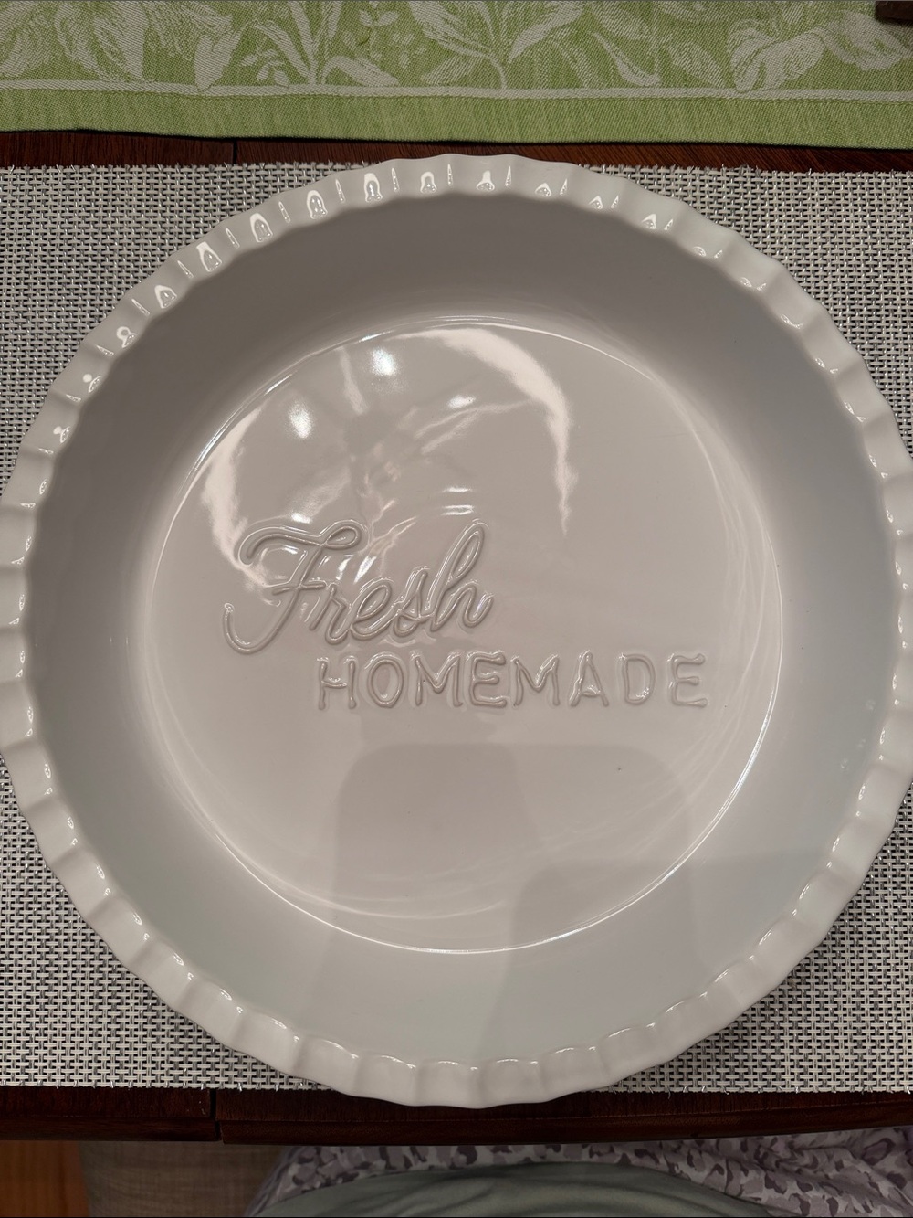 Ciroa Cream Ceramic Pie Plate with Scalloped Rim